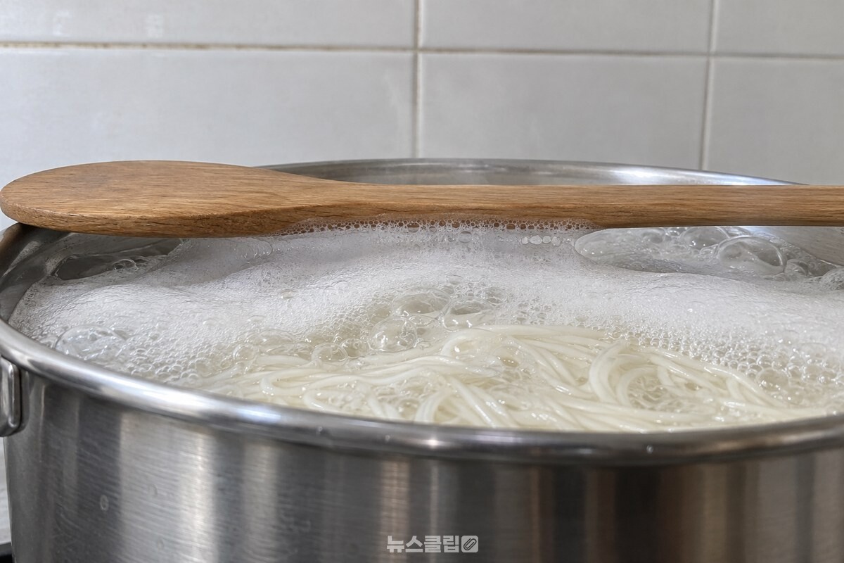 부풀어 오른 거품막이 나무주걱 아랫면에 닿는 지점에서 꺼지며 높이가 내려가 있다. / 기사 이해를 돕기 위한 생성형 이미지