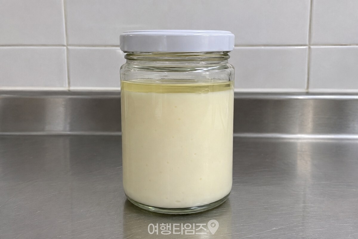 위쪽에 맑은 기름이 얇게 떠 있고 아래는 하얗게 가라앉은 마요네즈. / 기사 이해를 돕기 위한 생성형 이미지