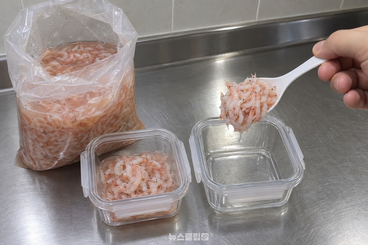 봉지에 든 새우젓을 작은 밀폐용기에 두 숟가락씩 나눠 담고 있다. / 기사 이해를 돕기 위한 생성형 이미지