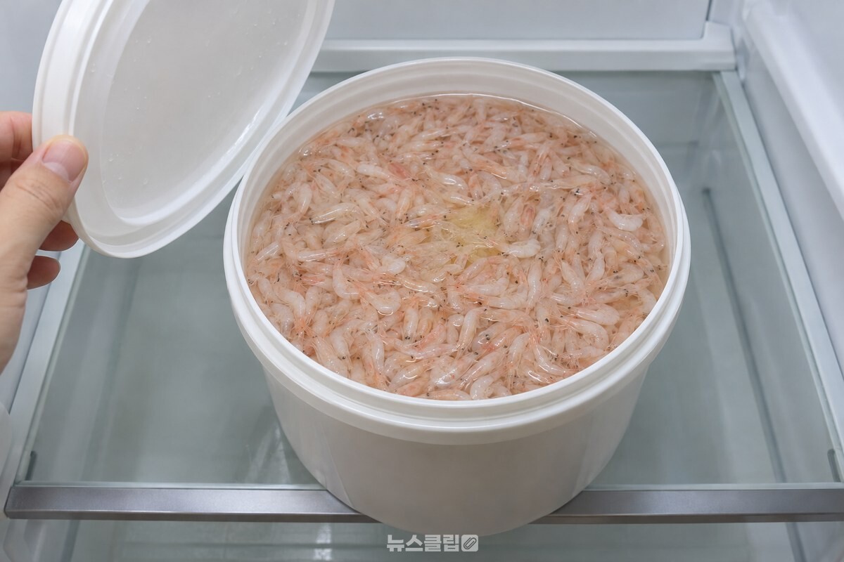 몇 달째 냉장실에 둔 새우젓 통의 뚜껑을 연 모습으로, 가운데 한 부분만 색이 옅게 누렇다. / 기사 이해를 돕기 위한 생성형 이미지