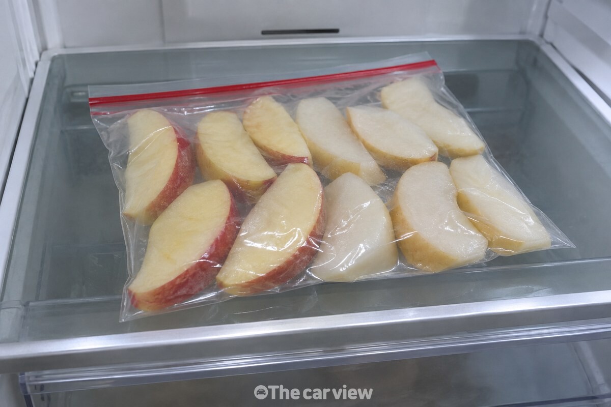 공기를 뺀 지퍼백에 사과와 배 조각을 한 겹으로 담아 냉장실에 둔 모습. / 기사 이해를 돕기 위한 생성형 이미지