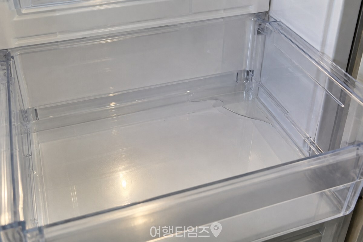 채소를 치운 야채칸 바닥 한쪽 모서리에 물기가 얇게 고여 있고 나머지 바닥은 말라 있다. / 기사 이해를 돕기 위한 생성형 이미지