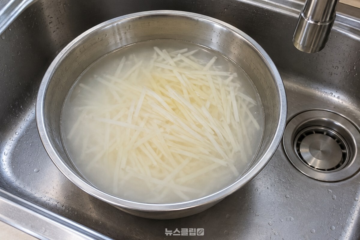 찬물에 담근 감자채와 뽀얗게 흐려진 물이 볼 안에 보인다. / 기사 이해를 돕기 위한 생성형 이미지