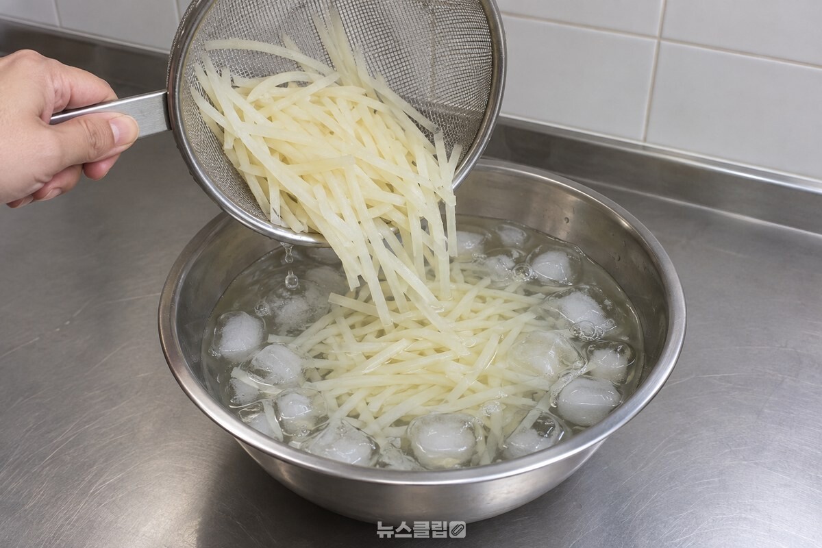 데친 감자채를 얼음물이 담긴 볼에 바로 옮겨 담고 있다. / 기사 이해를 돕기 위한 생성형 이미지