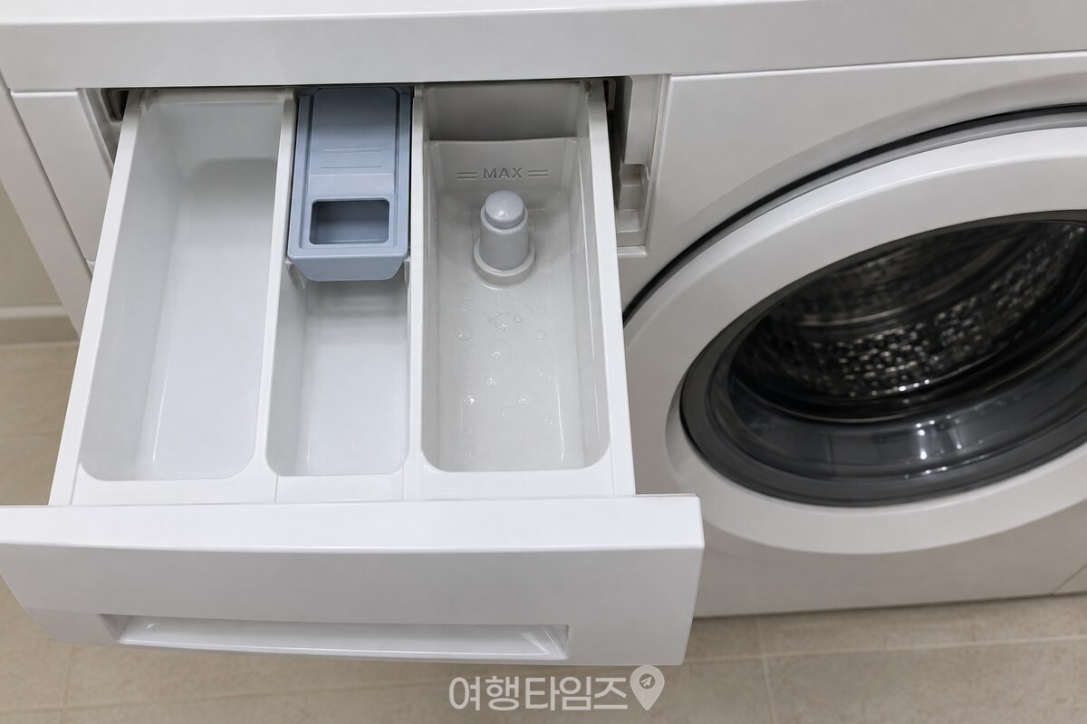 세탁 후 비어 있는 유연제함 바닥에 맑은 물기만 남아 있는 모습. / 기사 이해를 돕기 위한 생성형 이미지