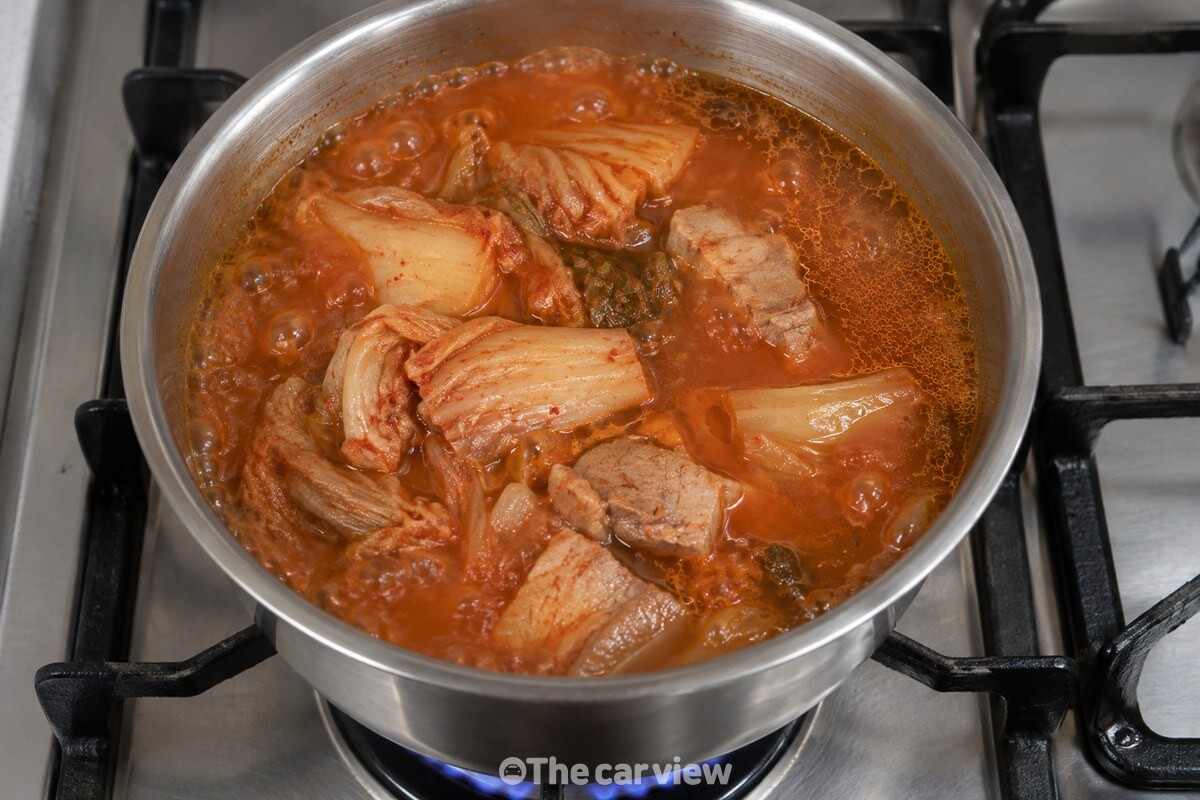 국물 표면 한쪽에만 옅은 기름막이 보이는 김치찌개 냄비 / 기사 이해를 돕기 위한 생성형 이미지