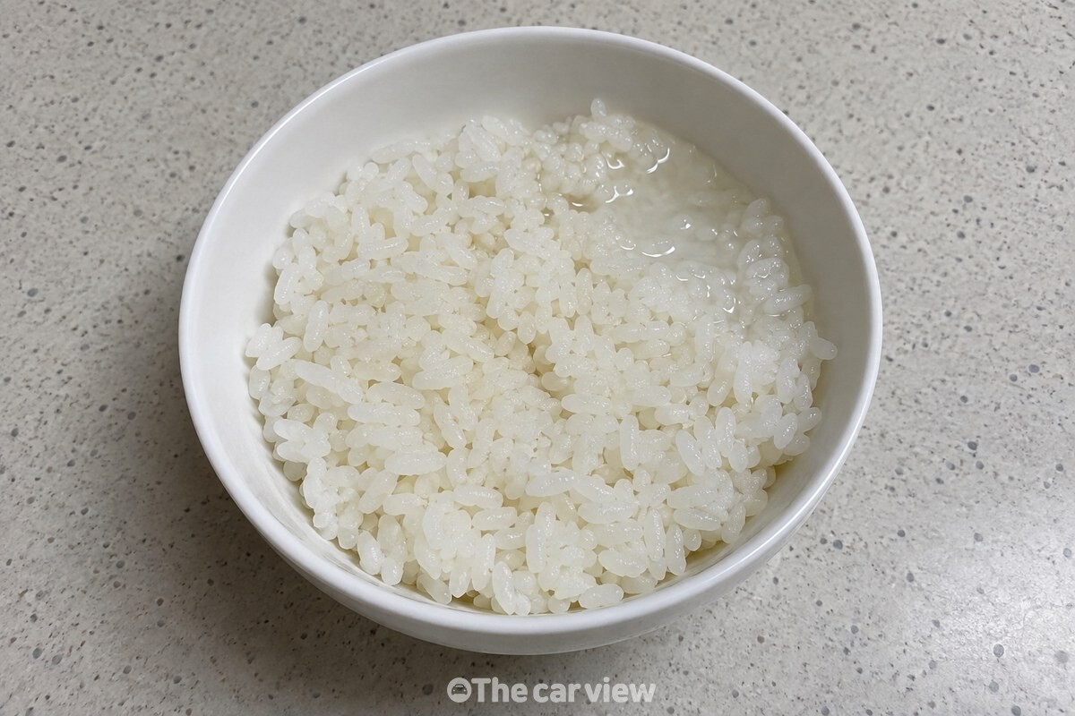 밥 표면 한쪽에만 물기가 고인 모습과 마른 밥알의 차이가 보이는 밥그릇. / 기사 이해를 돕기 위한 생성형 이미지