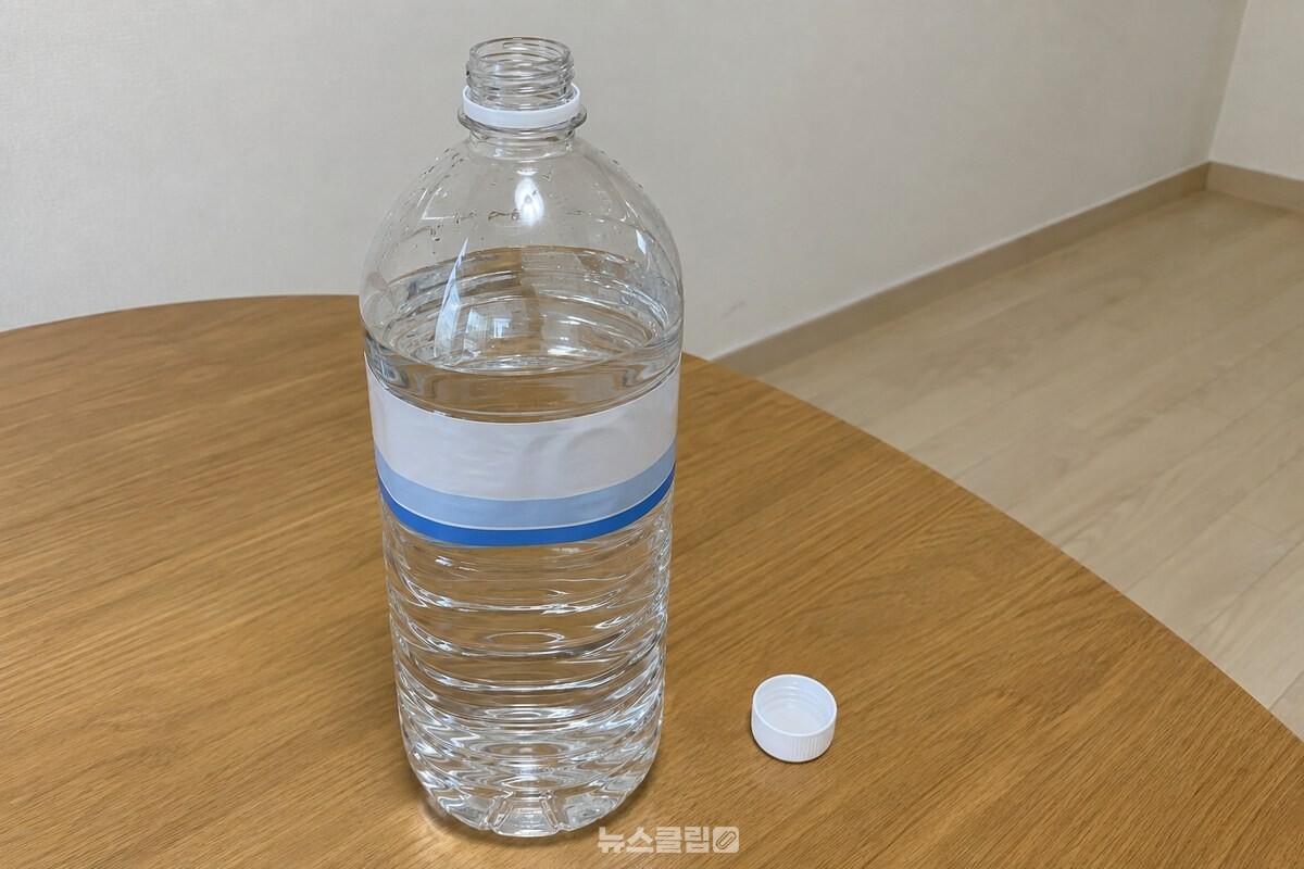 식탁 위에 세워 둔 입구가 열린 2리터 생수병과 닫힌 뚜껑. / 기사 이해를 돕기 위한 생성형 이미지