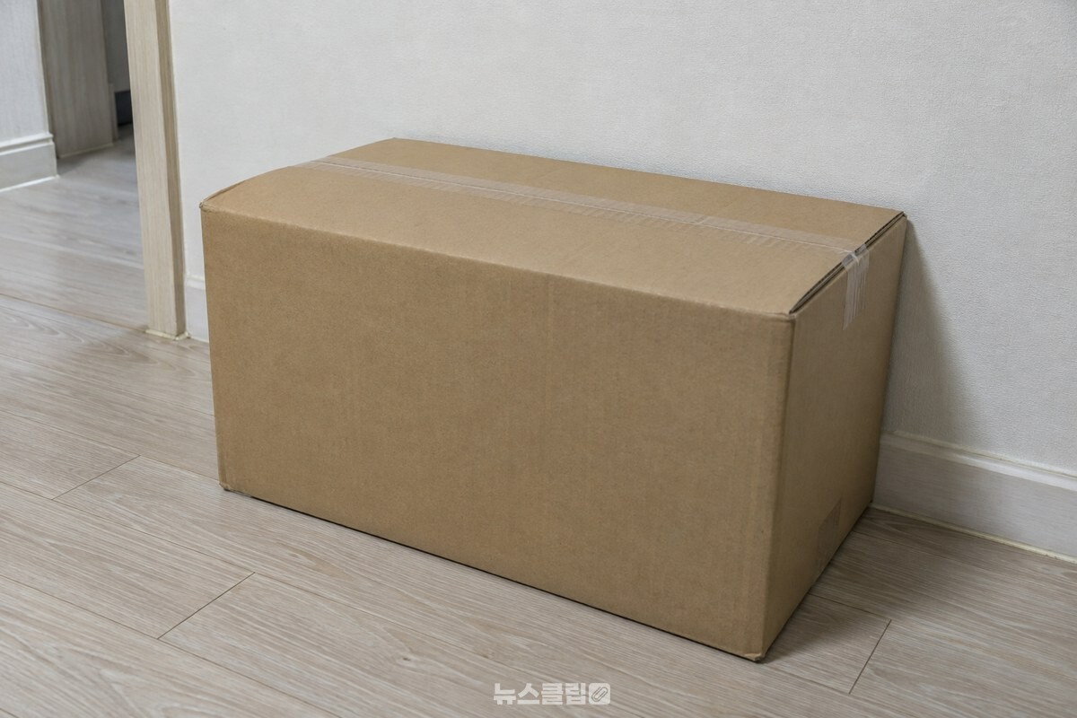 햇빛이 닿지 않는 실내 벽 쪽에 생수 상자를 놓아 둔 모습. / 기사 이해를 돕기 위한 생성형 이미지