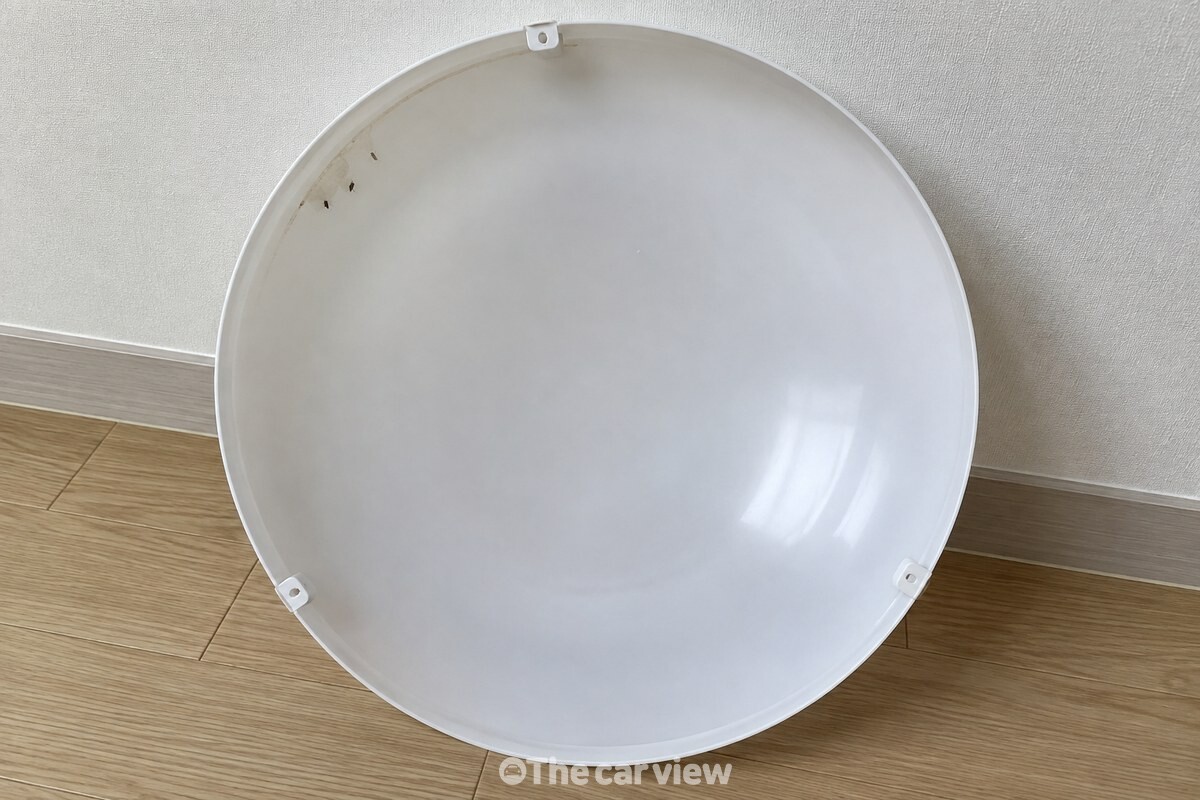 분리한 조명 커버의 안쪽 면과 안에 남은 작은 날벌레를 가까이에서 보여 주는 모습. / 기사 이해를 돕기 위한 생성형 이미지