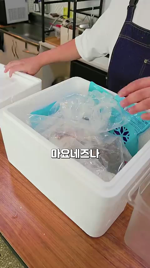 흰색 스티로폼 박스 안에 비닐에 담긴 꽃게가 들어있는 모습이며, 화면 중앙에 '마요네즈나'라는 자막이 떠 있습니다.