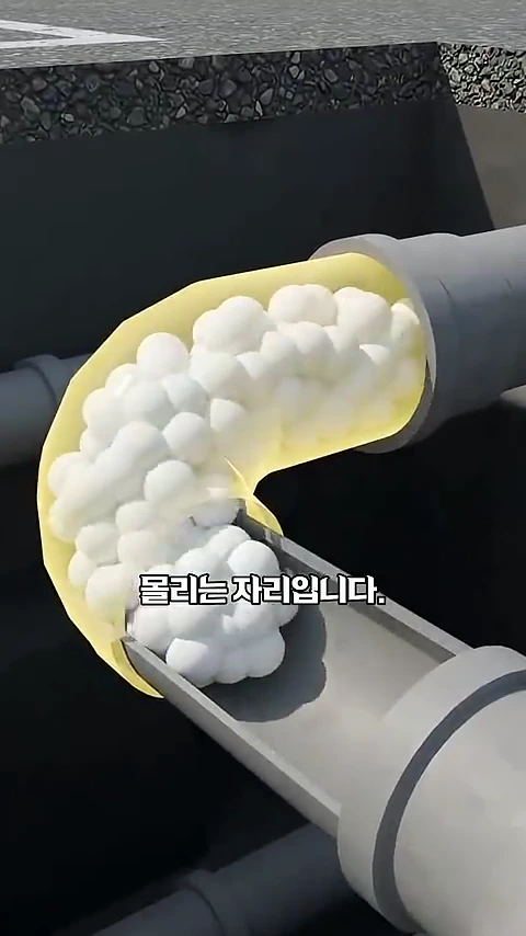 배관의 굴곡진 부분에 하얀 거품이 가득 차 있는 모습을 보여주는 3D 그래픽 영상 화면입니다.