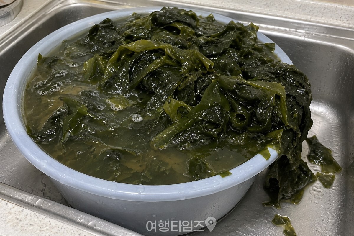 오래 담가 둔 미역이 큰 대야를 가득 채우고 물이 탁해진 모습. / 기사 이해를 돕기 위한 생성형 이미지