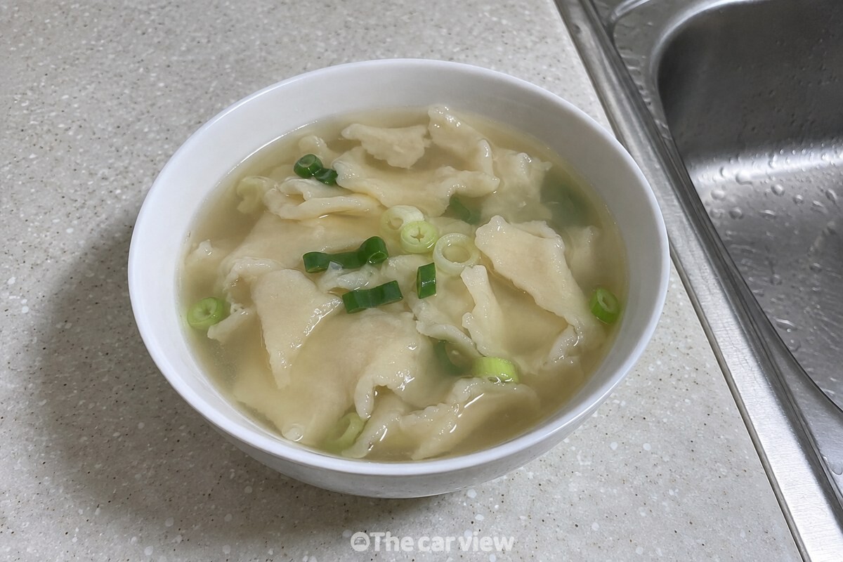 맑은 멸치 육수에 얇은 수제비 조각이 떠 있는 한 그릇이다. / 기사 이해를 돕기 위한 생성형 이미지