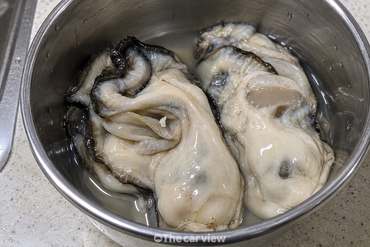 굴 주름 사이에 작은 껍질 조각이 남아 있는 부분을 가까이에서 본 모습. / 기사 이해를 돕기 위한 생성형 이미지