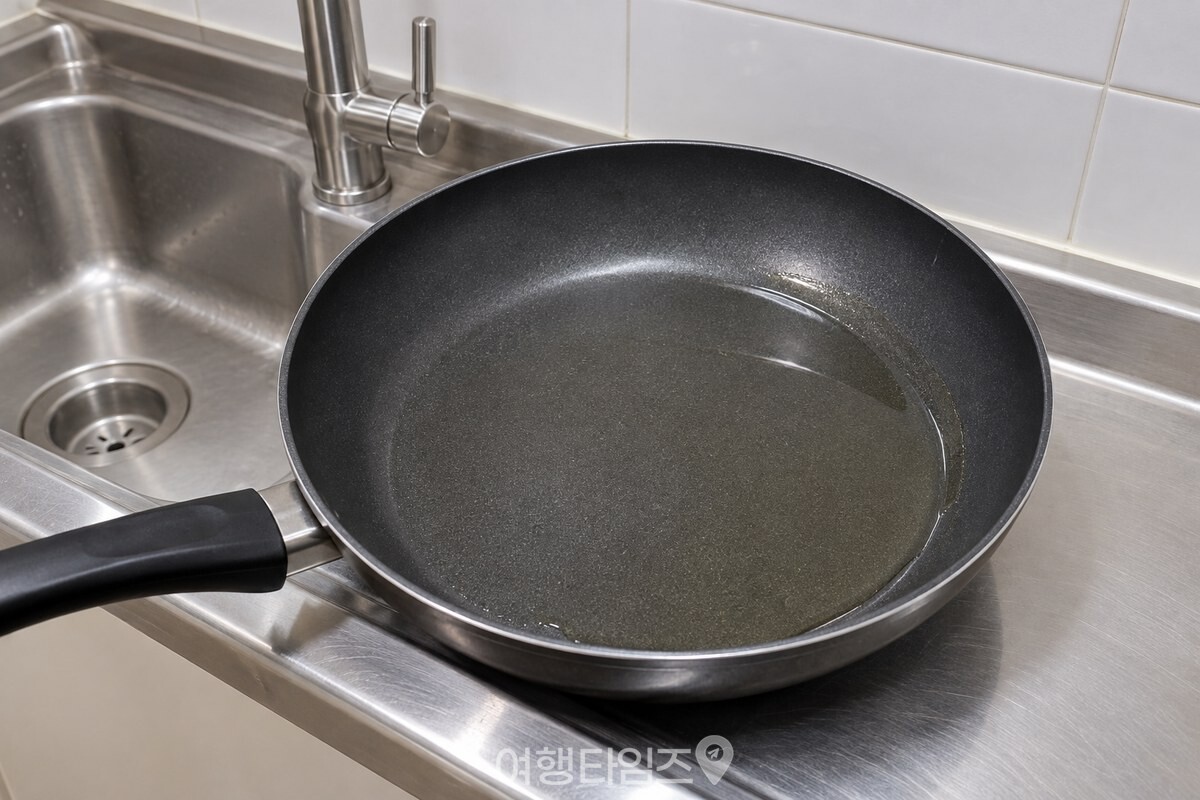 불을 끄고 식은 팬 바닥에 기름이 얇게 남아 옆면까지 번져 있는 상태. / 기사 이해를 돕기 위한 생성형 이미지