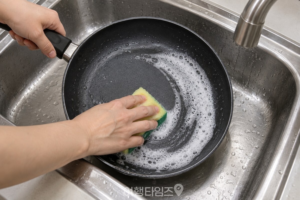 맥주를 버린 팬을 수세미로 가볍게 문지르며 세제 거품으로 한 번 더 닦는 모습. / 기사 이해를 돕기 위한 생성형 이미지