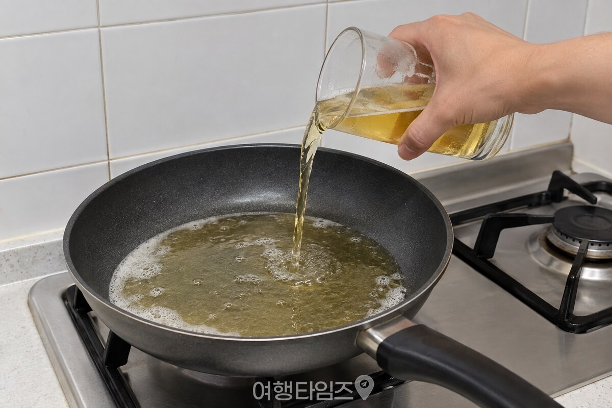 마시다 남은 맥주 한 컵을 팬 안으로 기울여 붓는 순간. / 기사 이해를 돕기 위한 생성형 이미지