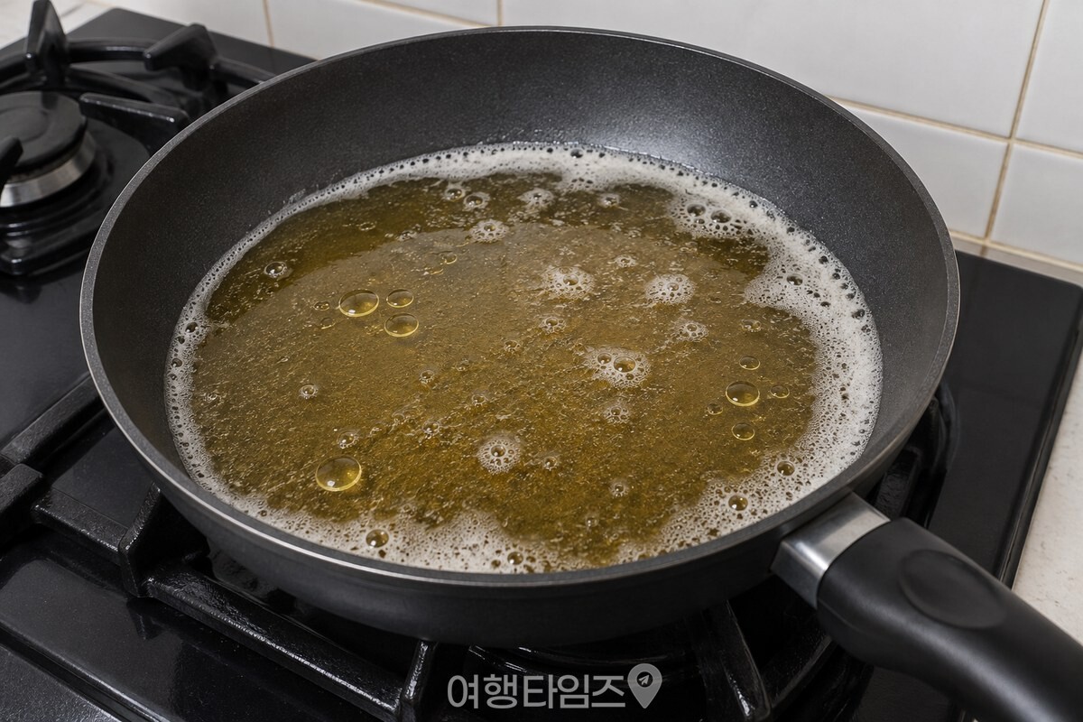 기름이 남은 팬에 김빠진 맥주를 부어 바닥이 얇게 잠긴 모습. / 기사 이해를 돕기 위한 생성형 이미지