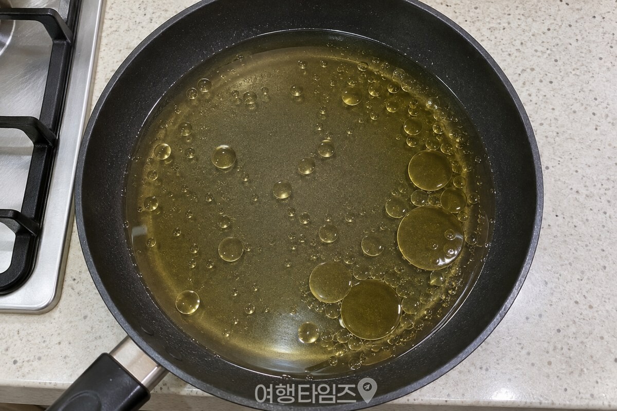 5분 불린 뒤 맥주 위로 기름이 동그랗게 떠오르고 팬 바닥이 드러난 모습. / 기사 이해를 돕기 위한 생성형 이미지