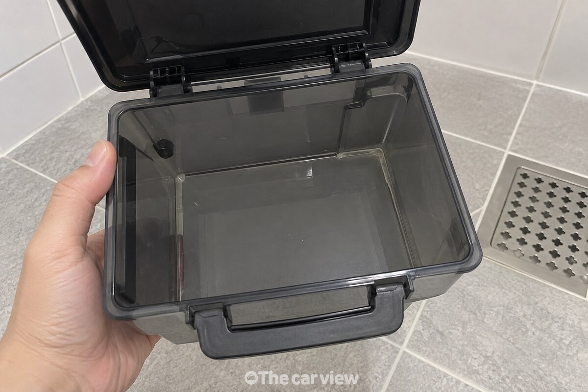 오수통 바닥 한쪽에만 옅은 물자국이 남아 있고 나머지 안쪽은 깨끗한 모습. / 기사 이해를 돕기 위한 생성형 이미지
