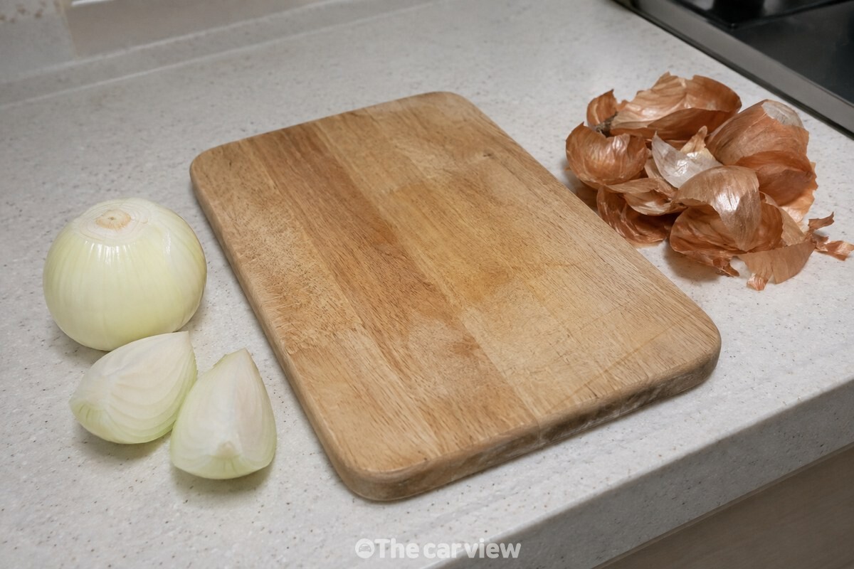 도마 옆에 양파 알맹이와 갈색 겉껍질을 나누어 둔 가까운 장면. / 기사 이해를 돕기 위한 생성형 이미지