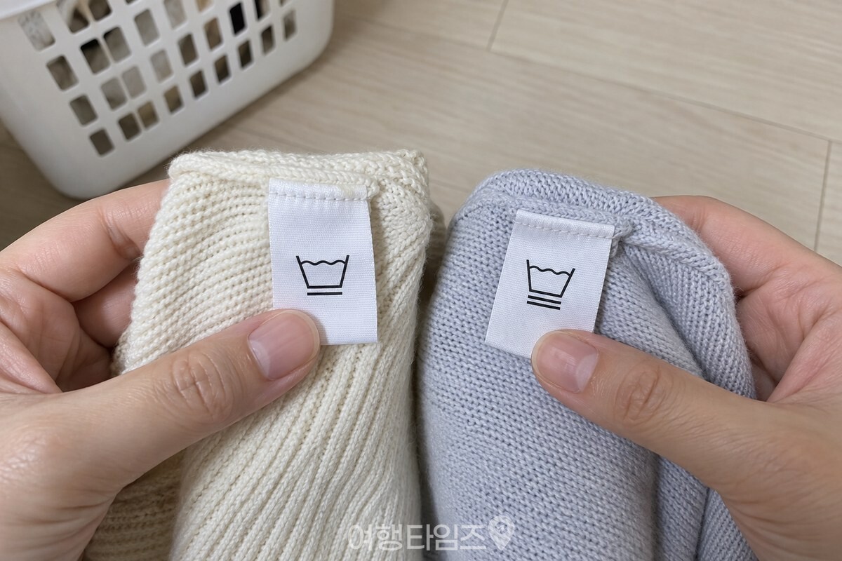 물통 아래 한 줄과 두 줄이 있는 취급표시 라벨을 손으로 펼쳐 보고 있다. / 기사 이해를 돕기 위한 생성형 이미지