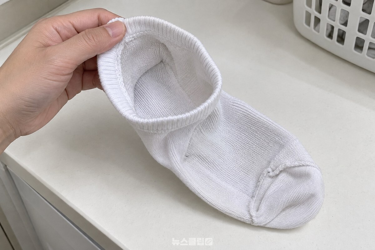 뒤집은 면 양말의 발바닥과 발가락 안쪽 면을 가까이에서 보여 주는 모습. / 기사 이해를 돕기 위한 생성형 이미지