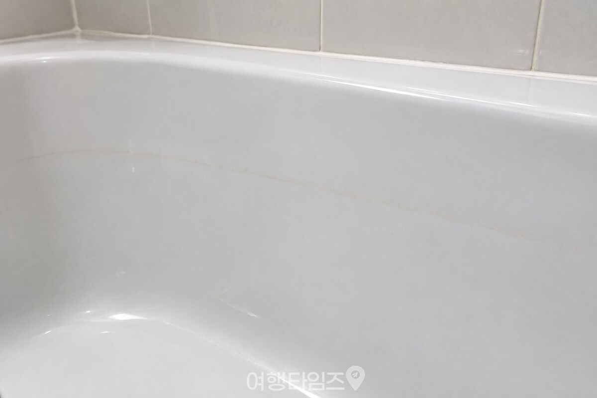 욕조 안쪽 물선 부근에 옅은 고리 자국만 남아 있는 모습. / 기사 이해를 돕기 위한 생성형 이미지