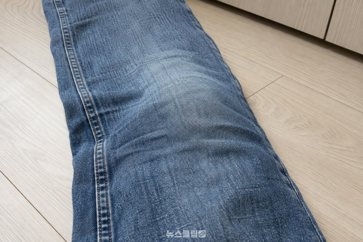 평평한 바지 위에서 한쪽 무릎 부분만 둥글게 늘어난 모습. / 기사 이해를 돕기 위한 생성형 이미지