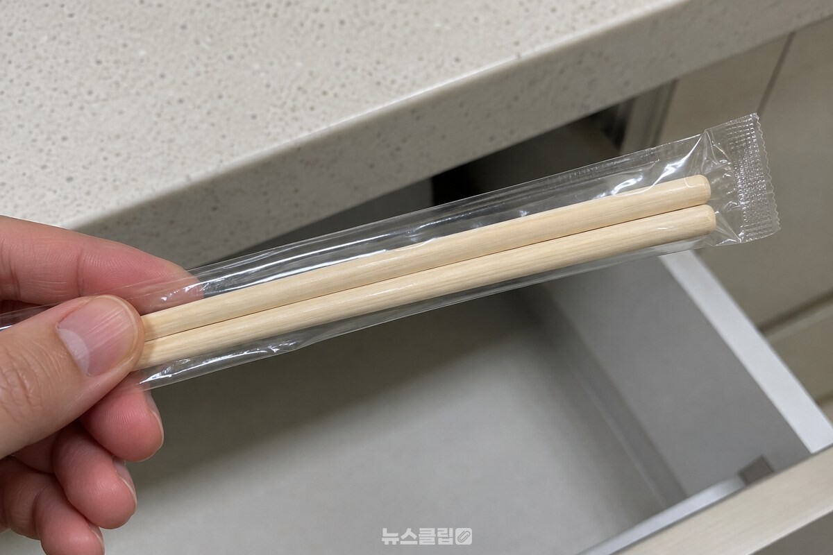 비닐 포장된 나무젓가락의 끝과 나무 결을 가까이에서 보여 준 모습이다. / 기사 이해를 돕기 위한 생성형 이미지