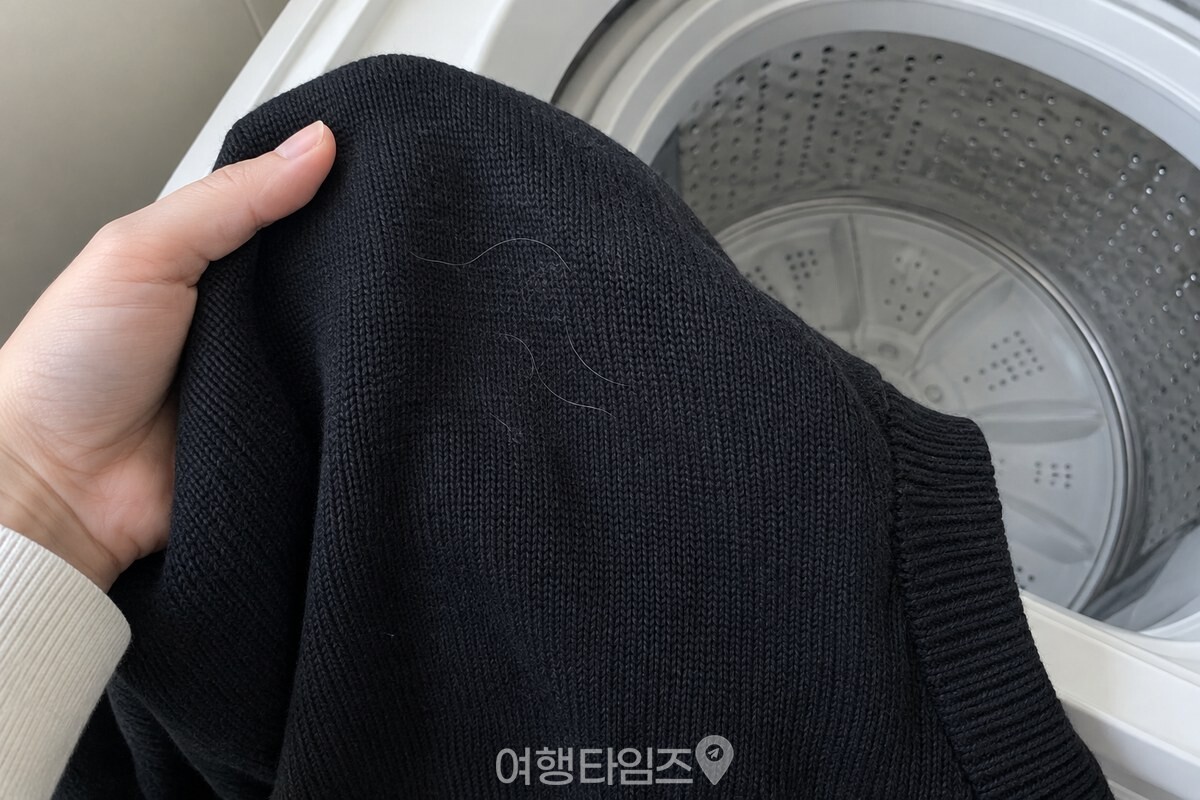 검은 니트 표면에 짧은 머리카락 몇 가닥이 보이는 세탁 직후의 가까운 모습. / 기사 이해를 돕기 위한 생성형 이미지