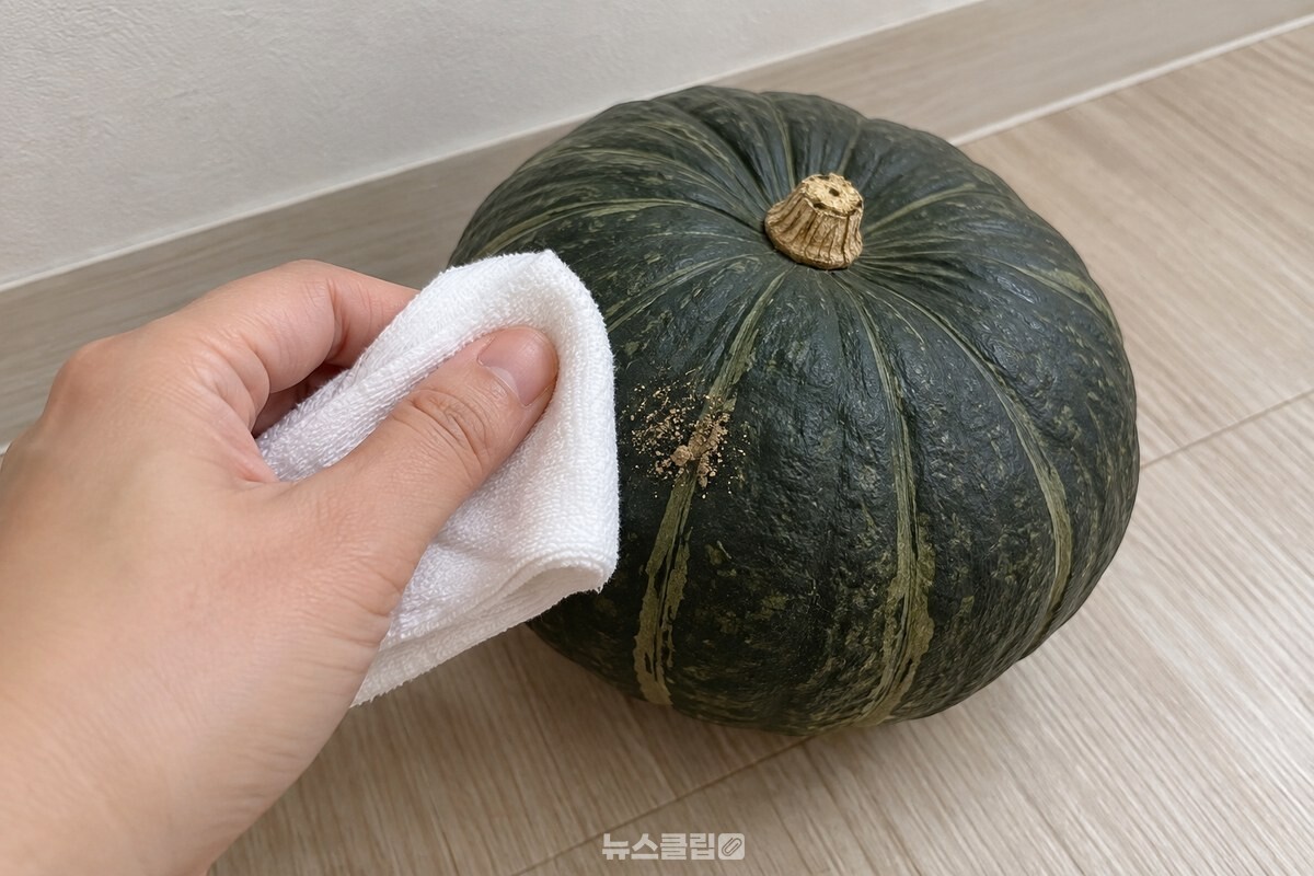 마른행주로 껍질의 흙만 가볍게 닦는 통단호박. / 기사 이해를 돕기 위한 생성형 이미지