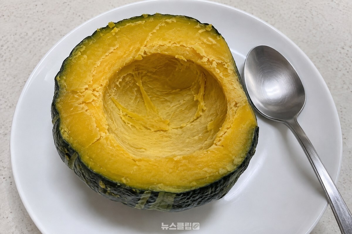 반으로 가른 단호박의 연한 노란 속살과 찐 뒤의 단면. / 기사 이해를 돕기 위한 생성형 이미지