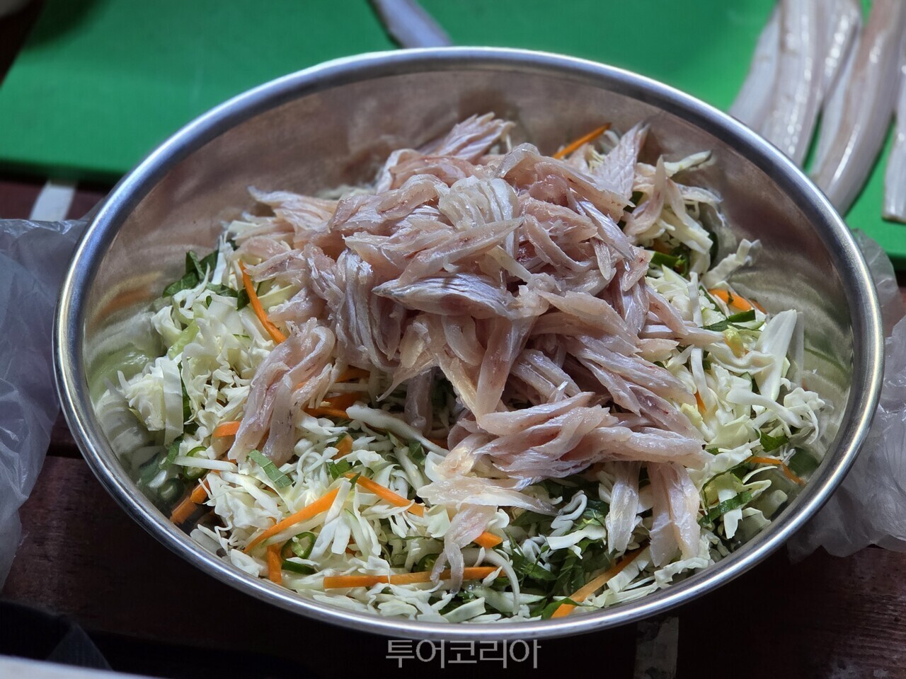 갓 잡은  싱싱한 갈치를 손질해 야채와 초무침해 먹는 맛이 일품이다. /사진-투어코리아