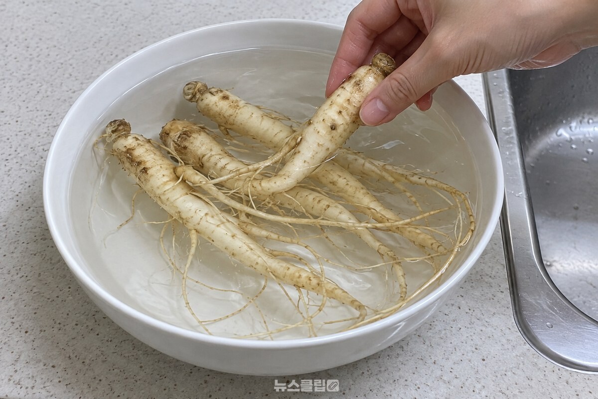 미지근한 물을 받은 넓은 그릇에 통도라지를 담가 두는 모습. / 기사 이해를 돕기 위한 생성형 이미지