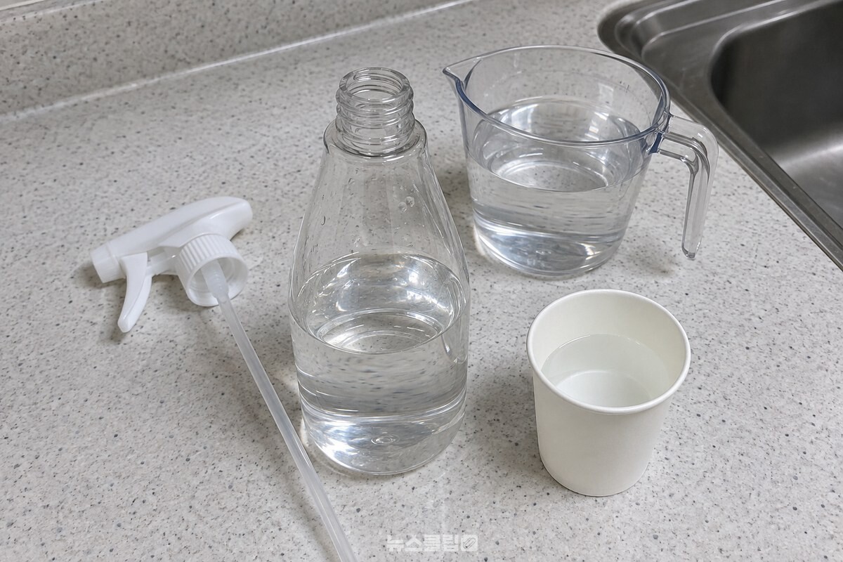 종이컵으로 잰 소주와 물을 500ml 분무기에 담아 둔 모습. / 기사 이해를 돕기 위한 생성형 이미지