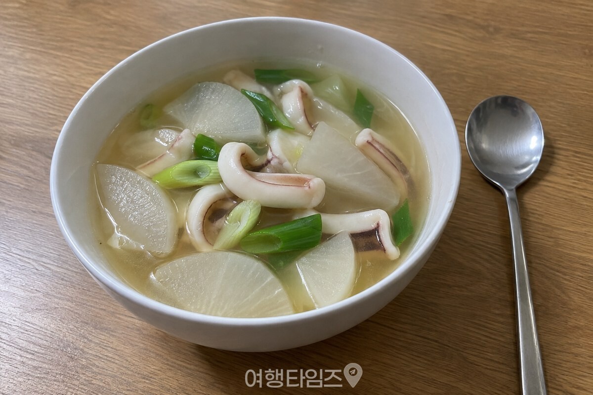 맑은 국물에 무와 하얗게 익은 오징어를 담아 낸 오징어무국. / 기사 이해를 돕기 위한 생성형 이미지