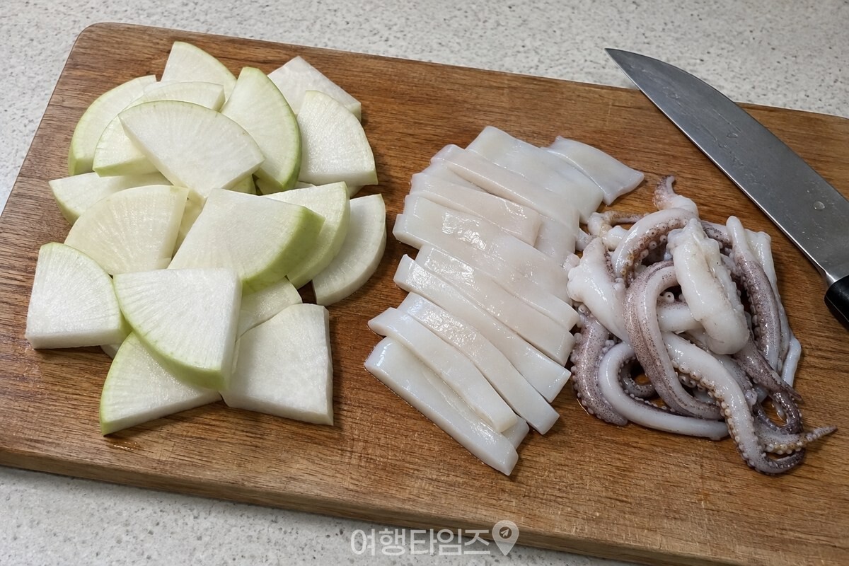 도마 위에 도톰하게 썬 무와 손질한 오징어를 따로 준비한 모습. / 기사 이해를 돕기 위한 생성형 이미지