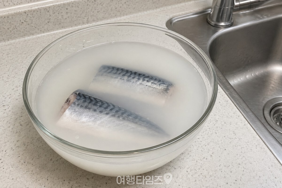넓은 유리 그릇에 고등어 토막을 담고 쌀뜨물을 부어 둔 모습. / 기사 이해를 돕기 위한 생성형 이미지