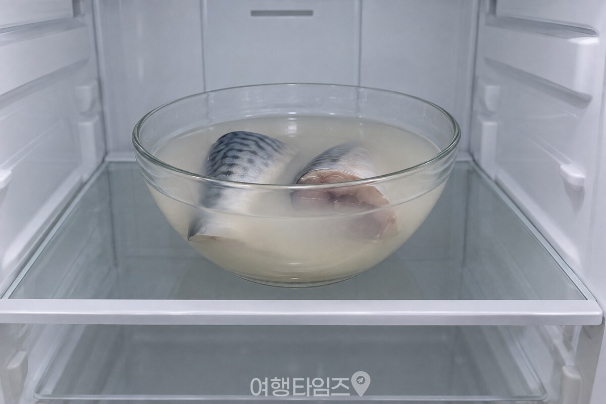 쌀뜨물에 잠긴 고등어 그릇을 냉장실 선반에 넣어 둔 모습. / 기사 이해를 돕기 위한 생성형 이미지
