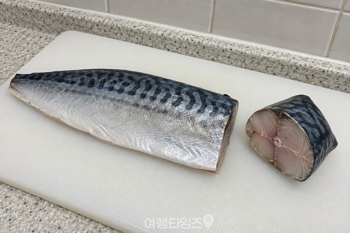 손질한 고등어 껍질과 살 표면을 가까이에서 보여 주는 모습. / 기사 이해를 돕기 위한 생성형 이미지