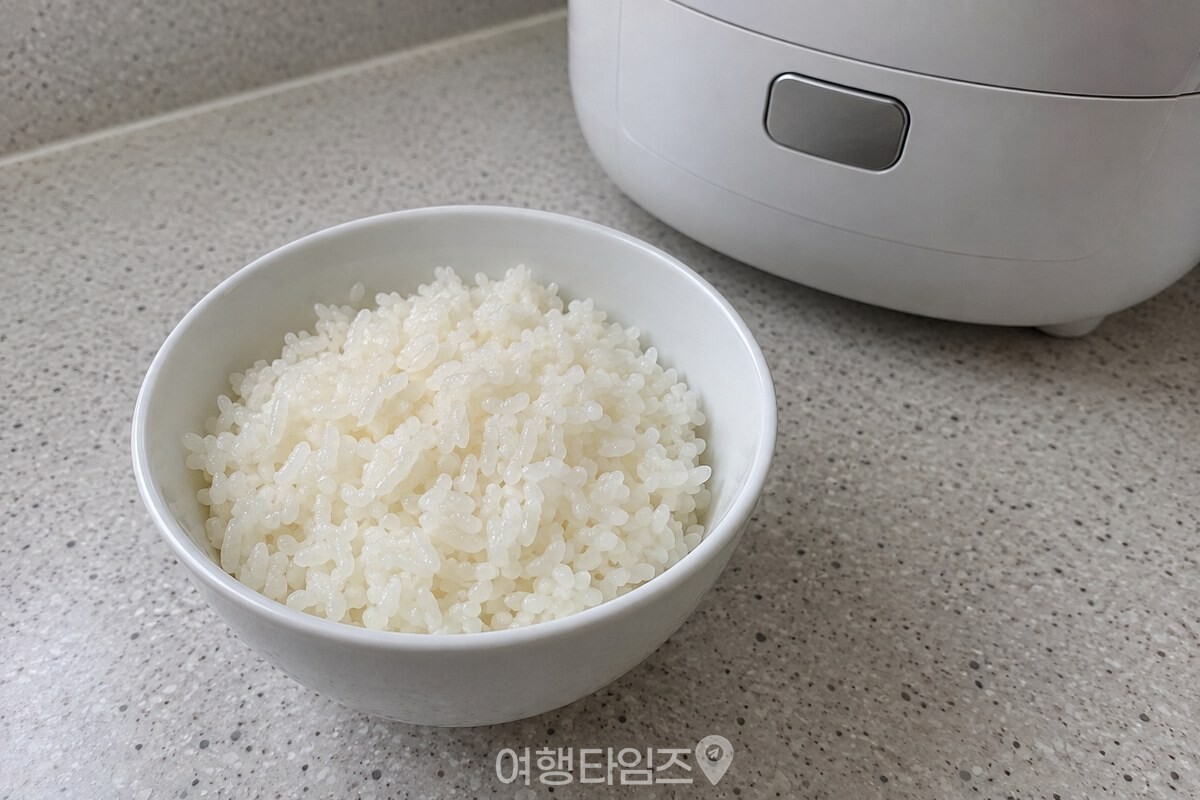 흰 밥그릇에 윤기 있게 지어진 밥알이 담긴 모습. / 기사 이해를 돕기 위한 생성형 이미지