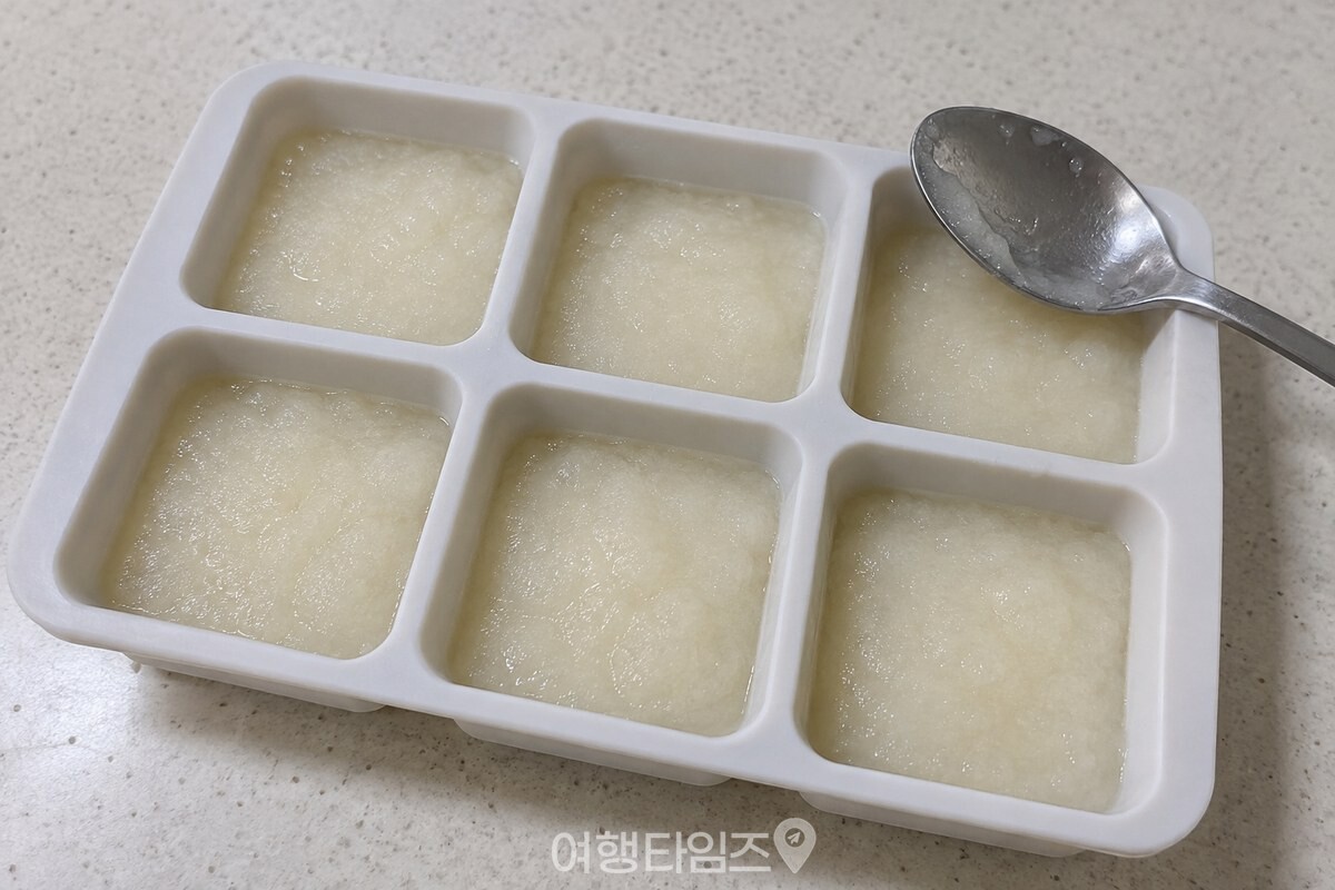 곱게 간 무즙을 칸마다 나눠 담은 흰색 실리콘 얼음틀. / 기사 이해를 돕기 위한 생성형 이미지