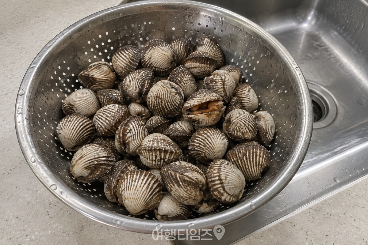 냄비에서 삶아 입이 조금 벌어진 꼬막을 채반에 담아 둔 모습. / 기사 이해를 돕기 위한 생성형 이미지