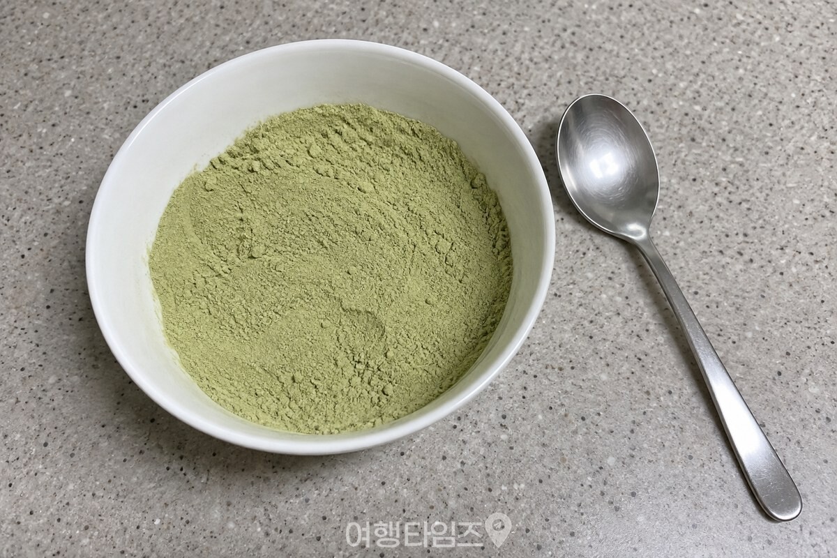 작은 흰 그릇에 감자전분과 녹차가루를 3대 1로 섞어 놓았다. / 기사 이해를 돕기 위한 생성형 이미지