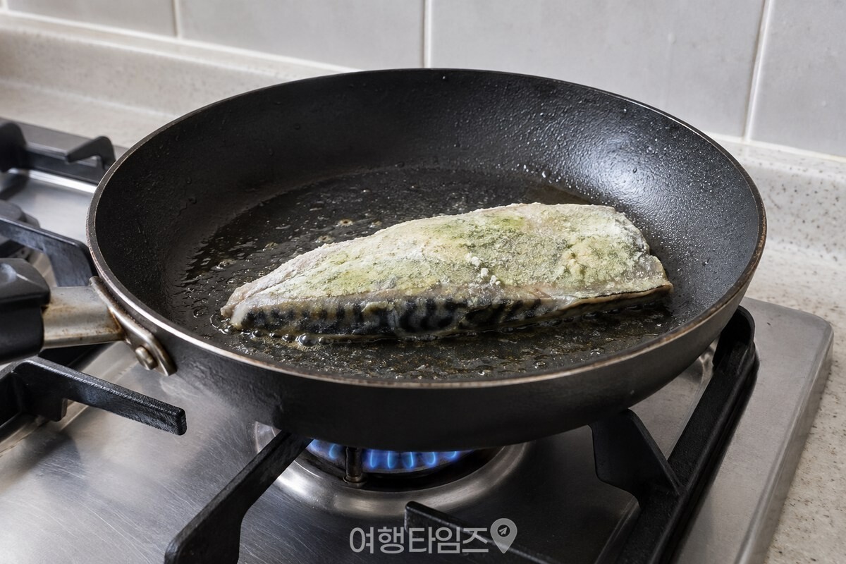 전분과 녹차가루를 얇게 묻힌 고등어를 껍질 쪽부터 팬에 올린 모습이다. / 기사 이해를 돕기 위한 생성형 이미지