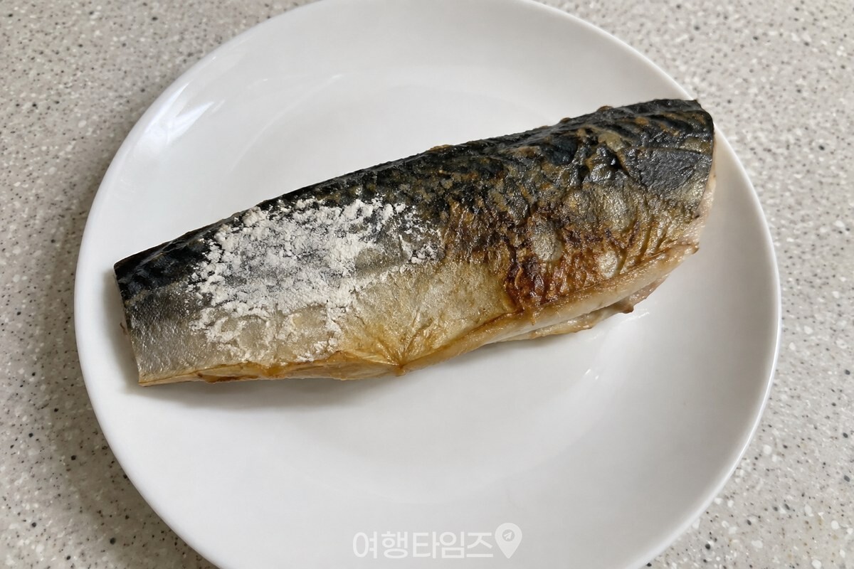 접시에 놓인 생선 껍질 한 부분에만 얇게 눅눅해진 밀가루 옷이 보인다. / 기사 이해를 돕기 위한 생성형 이미지
