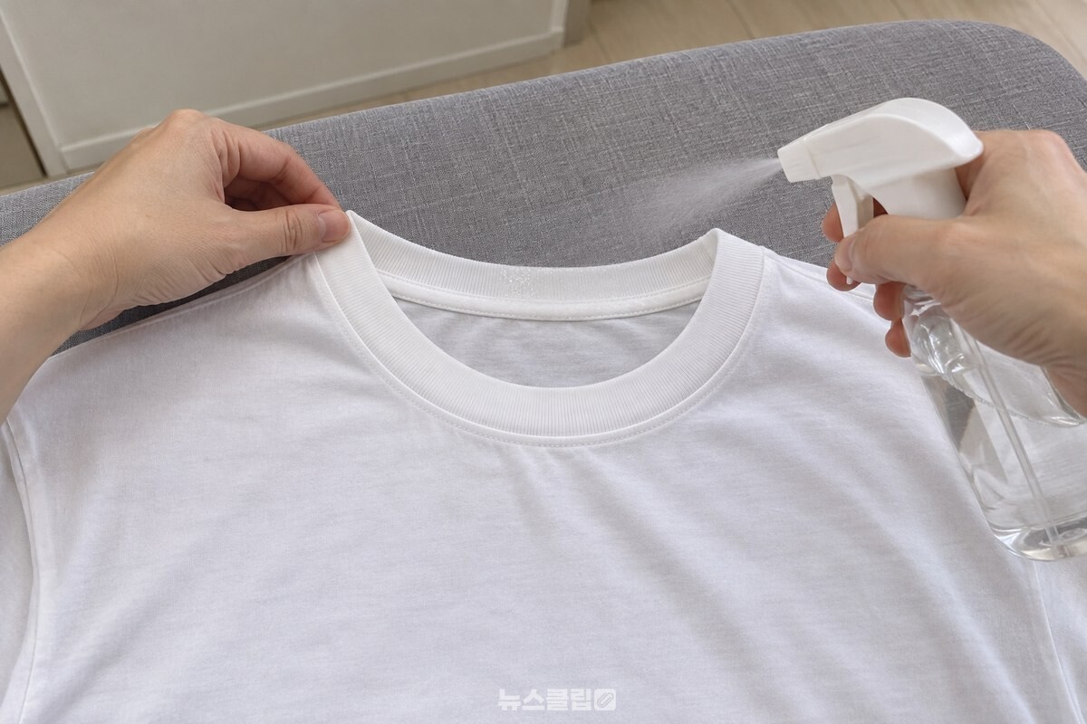 티셔츠 목선 둘레에 분무기로 물풀 희석액을 고르게 뿌리는 모습. / 기사 이해를 돕기 위한 생성형 이미지