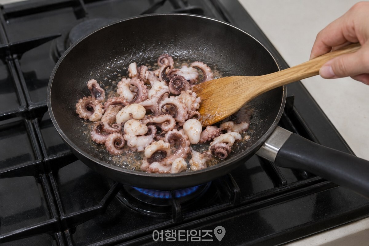센 불로 달군 팬에 손질한 낙지를 절반만 넣고 볶는 모습이다. / 기사 이해를 돕기 위한 생성형 이미지